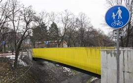 Praha 10 otevřela mostek přes Botič. Ten zpříjemní procházky lidem z Vršovic i Nuslí a potěší cyklisty
