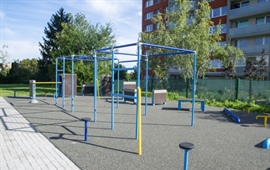 Na Desítce je nové parkourové hřiště, vzniklo díky projektu Moje stopa