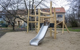 Dvouletky mají nové hřiště. Na děti čekají rozmanité houpačky a pískoviště