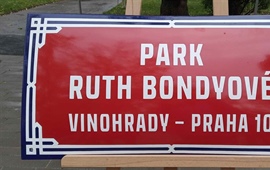 Park Pod Rapidem nově ponese jméno novinářky a překladatelky Ruth Bondyové, Praha 10 tak uctí její památku