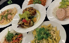 TZ: Praha 10 zachraňuje jídlo ze školních jídelen, bude pomáhat lidem v nouzi