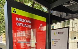 Praha spouští krizovou komunikaci na digitálních obrazovkách v přístřešcích MHD